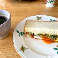 ハムと目玉焼きのサンドイッチ(n´—｀n)